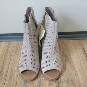 Toms, Size 10, Beige Suede Ladies Bootie